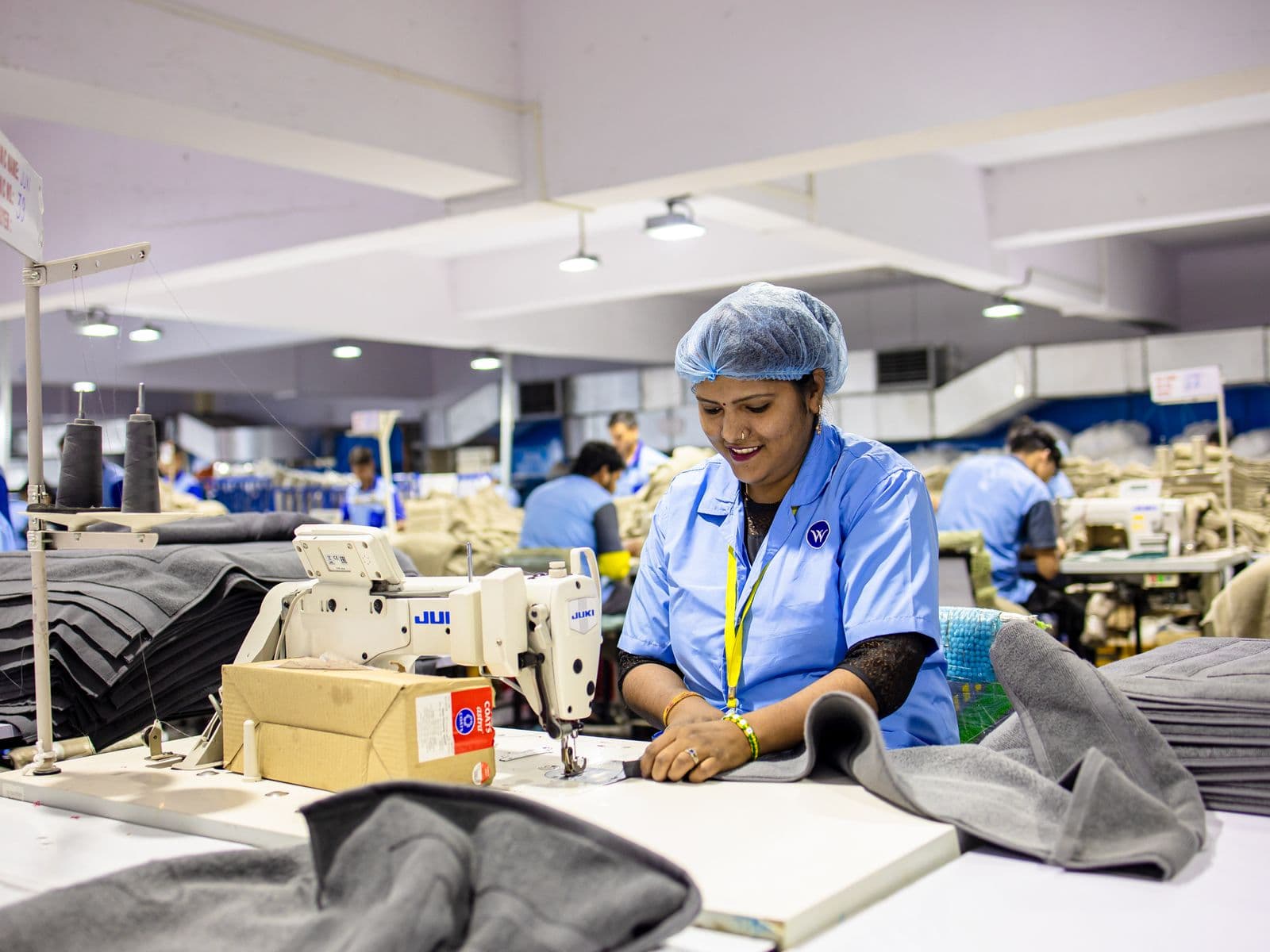 Inline quality checks at an industrial sewing machine during production